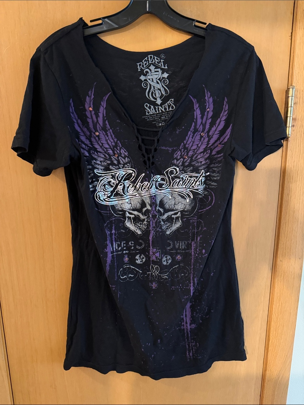 Rebel Saints Women’s Skull Wings Y2K Graphic Lace-Up V-Neck Tee Black Size XL